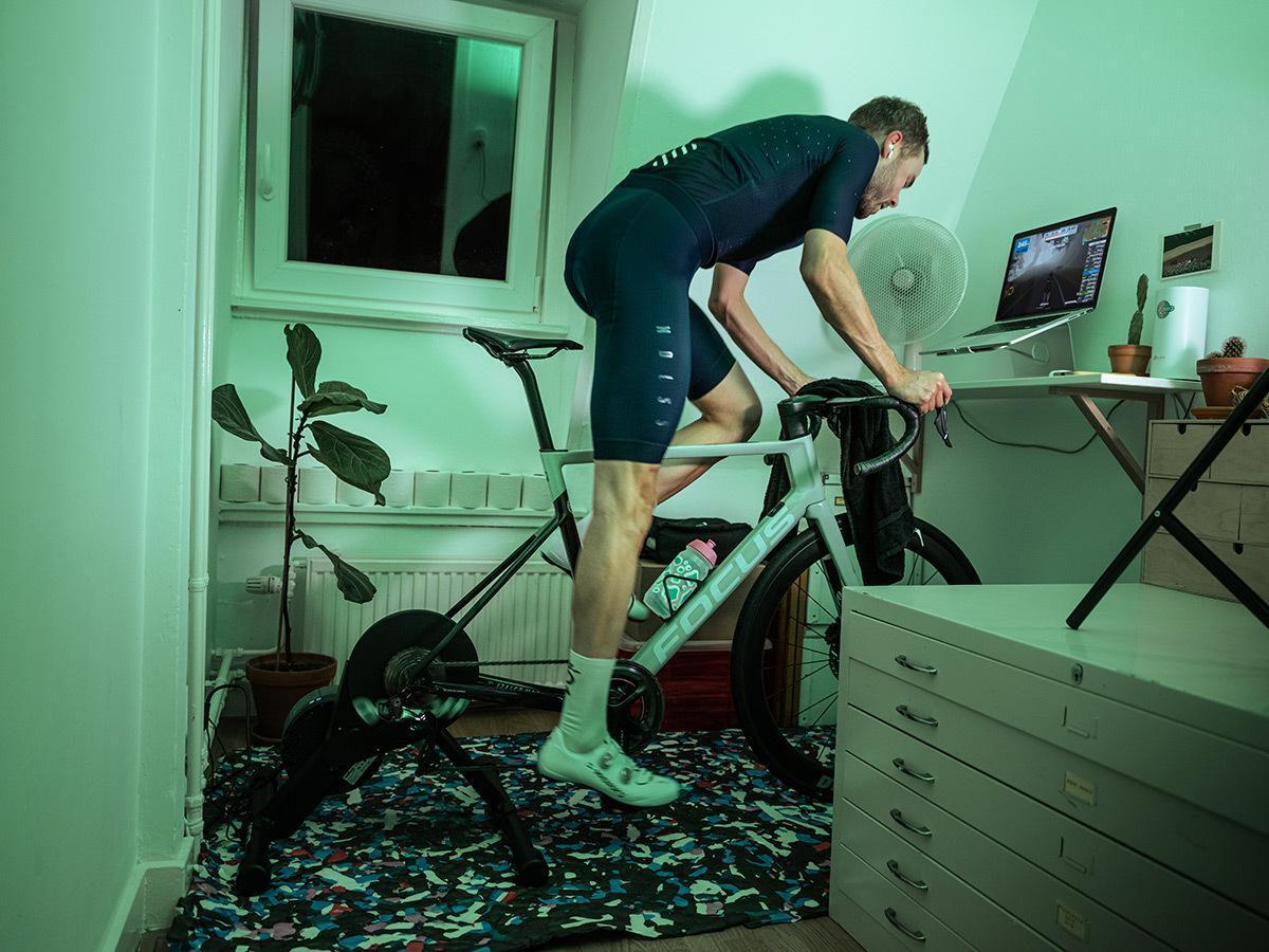 Virtual Ride 3 Zwift FOCUS Rides Colour of Pari