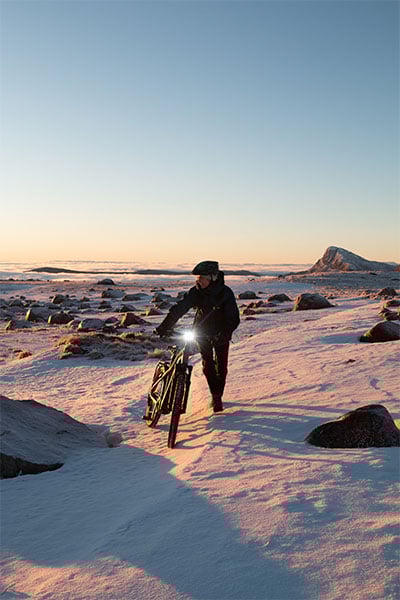 A woman pushes the Kalkhoff Entice 7 up a mountain in Norway in the snow
